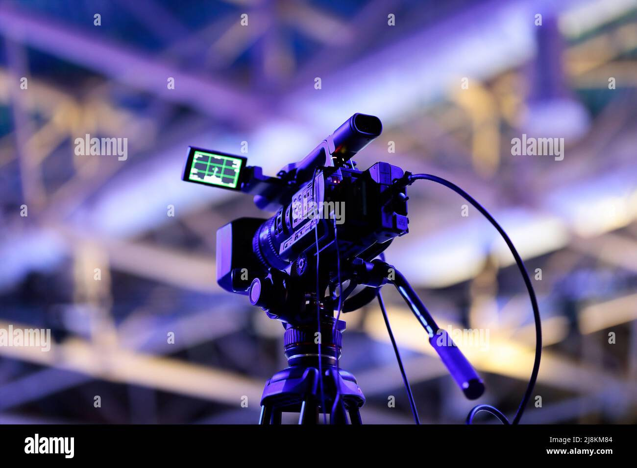 Telecamera professionale su cavalletto durante la trasmissione dal vivo. Messa a fuoco selettiva. Foto Stock
