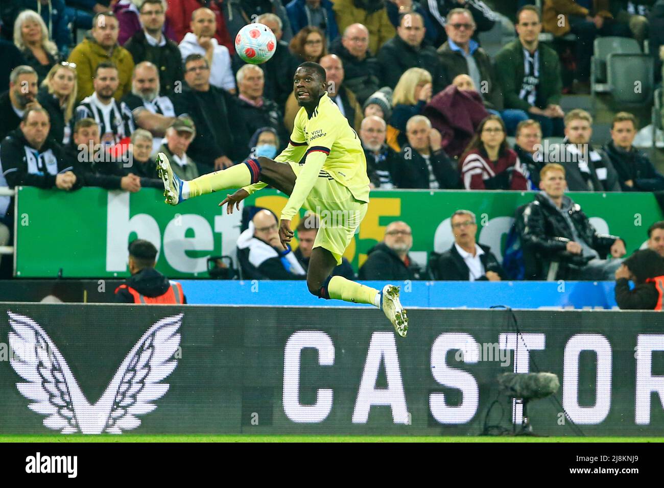 NEWCASTLE UPON TYNE, INGHILTERRA - MAGGIO 16: Arsenal Winger Nicolas Pépé in azione durante la partita della Premier League tra Newcastle United e Arsenal a St. James Park il 16 maggio 2022 a Newcastle upon Tyne, Regno Unito. (Supporto MB) Foto Stock