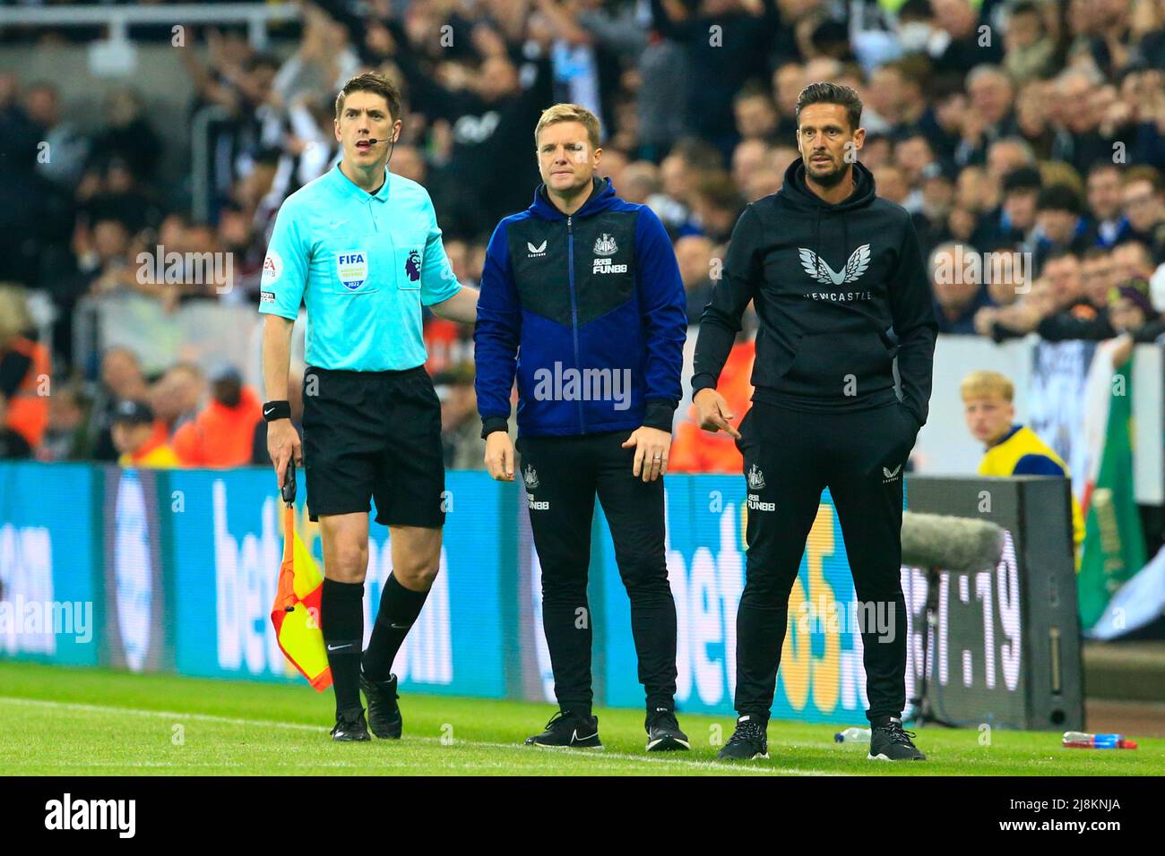 NEWCASTLE UPON TYNE, INGHILTERRA - MAGGIO 16: Il manager di Newcastle Eddie Howe osserva la partita durante la partita della Premier League tra Newcastle United e Arsenal al St. James Park il 16 maggio 2022 a Newcastle upon Tyne, Regno Unito. (Supporto MB) Foto Stock