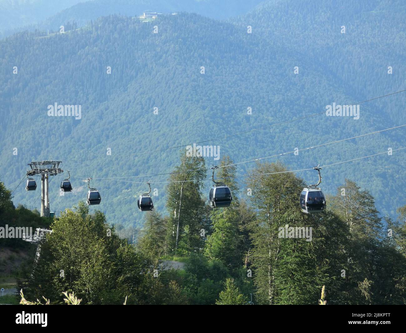 Via cavo in montagna. Giornata estiva soleggiata. Foto Stock