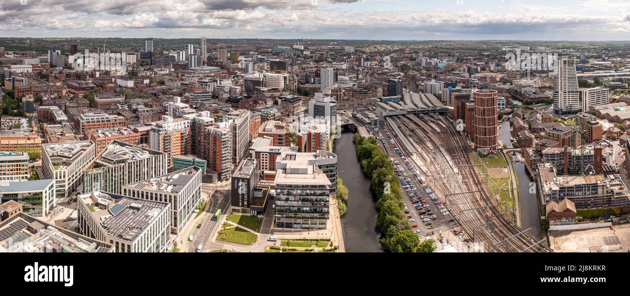 LEEDS, REGNO UNITO - 12 MAGGIO 2022. Un paesaggio urbano aereo del centro di Leeds con la stazione ferroviaria e gli edifici moderni lungo il canale da Leeds a Liverpool Foto Stock