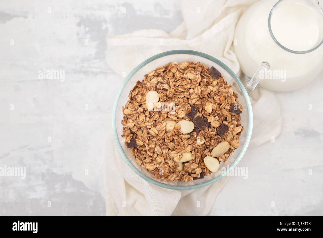 muesli con noci e cioccolato in ciotola Foto Stock