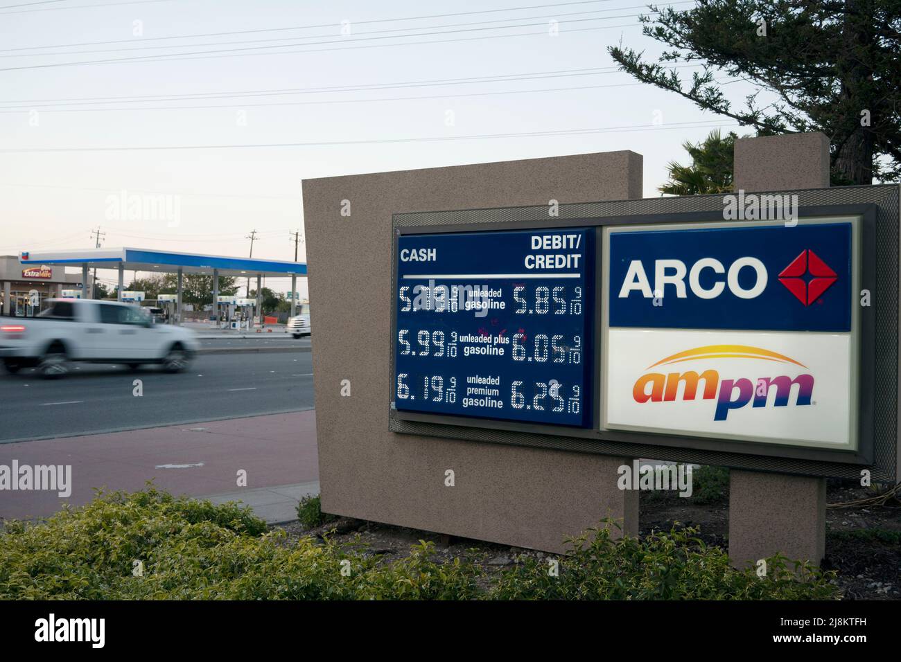 Millbrae, Stati Uniti. 16th maggio 2022. I prezzi della benzina sono esposti in una stazione di benzina a Millbrae, California, Stati Uniti, 16 maggio 2022. I prezzi del petrolio hanno aumentato il lunedì mentre i futures della benzina hanno esteso i guadagni fra le forniture strette. Credit: Li Jianguo/Xinhua/Alamy Live News Foto Stock