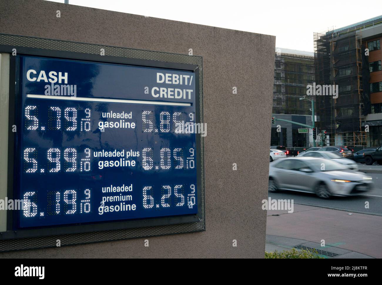 Millbrae, Stati Uniti. 16th maggio 2022. I prezzi della benzina sono esposti in una stazione di benzina a Millbrae, California, Stati Uniti, 16 maggio 2022. I prezzi del petrolio hanno aumentato il lunedì mentre i futures della benzina hanno esteso i guadagni fra le forniture strette. Credit: Li Jianguo/Xinhua/Alamy Live News Foto Stock