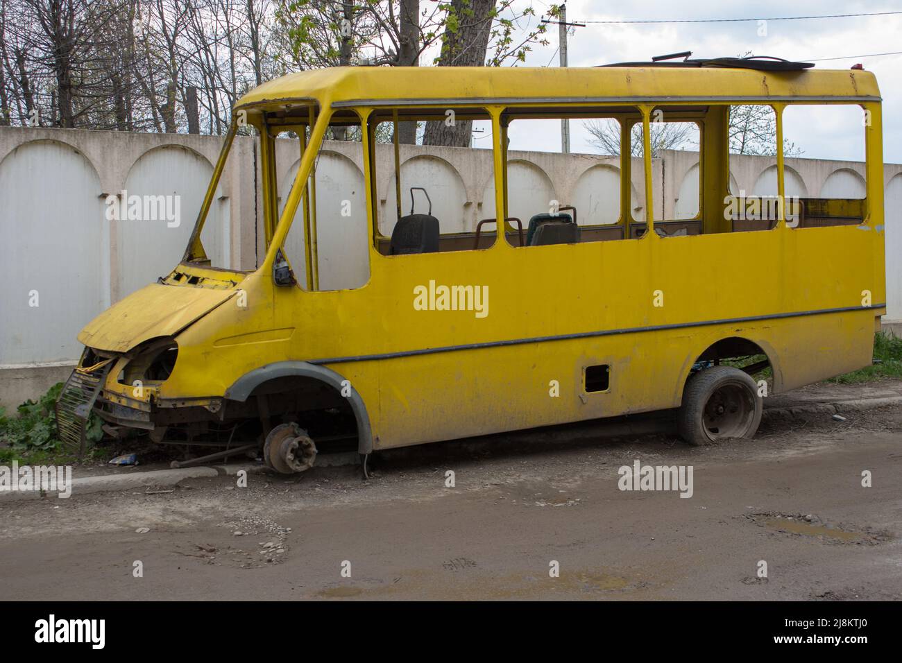 L'autobus giallo bruciato è sulla strada Foto Stock