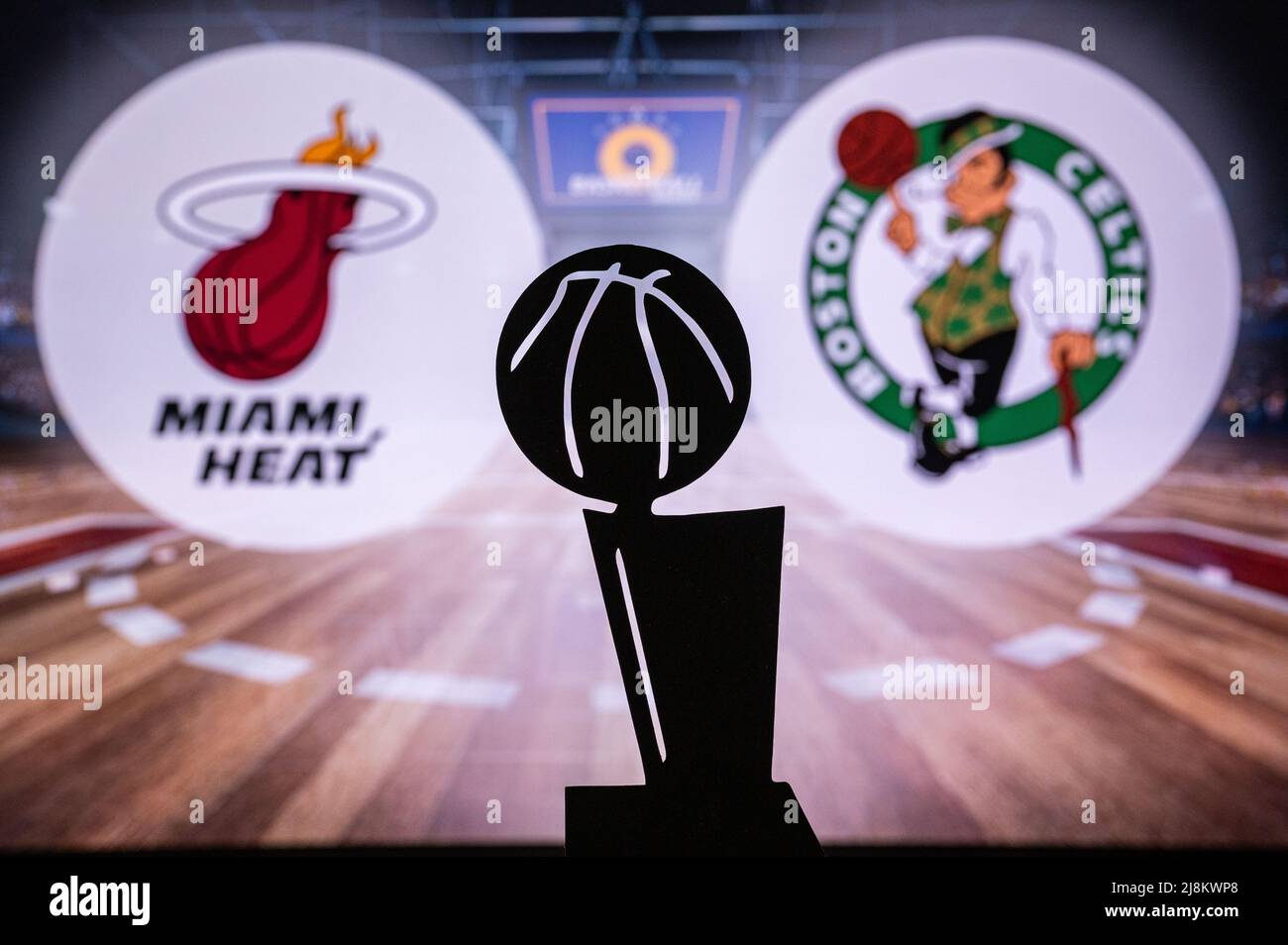MIAMI, USA, 16 MAGGIO 2022: Miami Heat vs Boston Celtics. NBA Eastern Conference Finals. Gioco di basket. Trofeo Silhouette e logo delle squadre in backgro Foto Stock