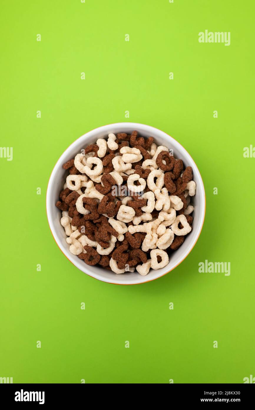 lettere semplici e al cioccolato in ciotola arancione Foto Stock