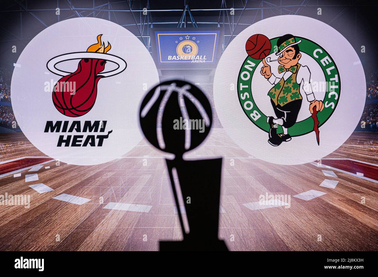 MIAMI, USA, 16 MAGGIO 2022: Miami Heat vs Boston Celtics. NBA Eastern Conference Finals. Gioco di basket. Trofeo Silhouette e logo delle squadre in backgro Foto Stock