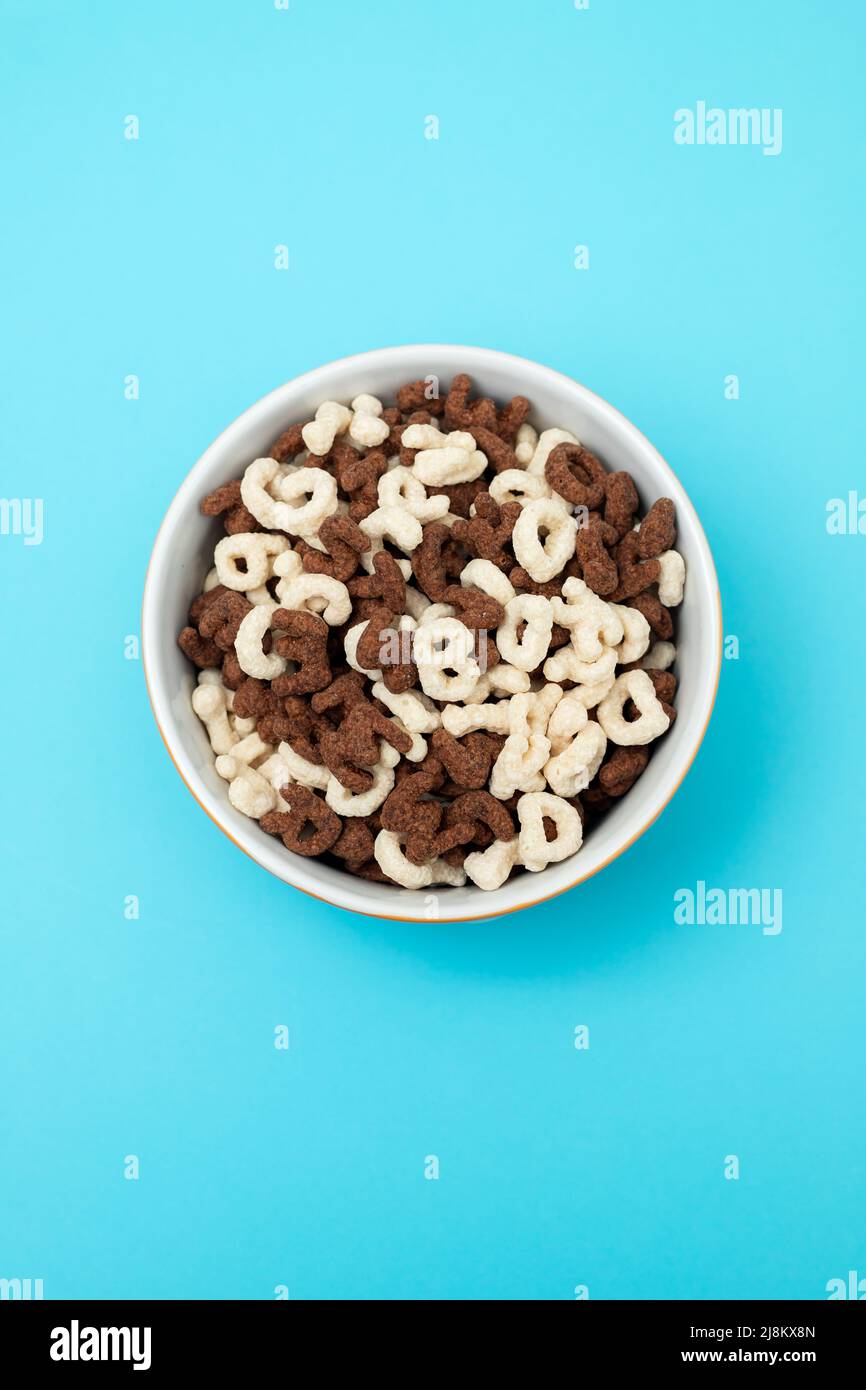 lettere semplici e al cioccolato in ciotola arancione Foto Stock