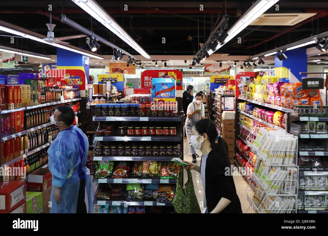 Shanghai, Cina. 17th maggio 2022. I cittadini acquistano in un supermercato nel distretto Jing'an di Shanghai, Cina orientale, 17 maggio 2022. Shanghai cinese ha tagliato la trasmissione comunitaria di COVID-19 in tutti i suoi 16 distretti, un funzionario comunale ha detto Martedì. Credit: Fang Zhe/Xinhua/Alamy Live News Foto Stock