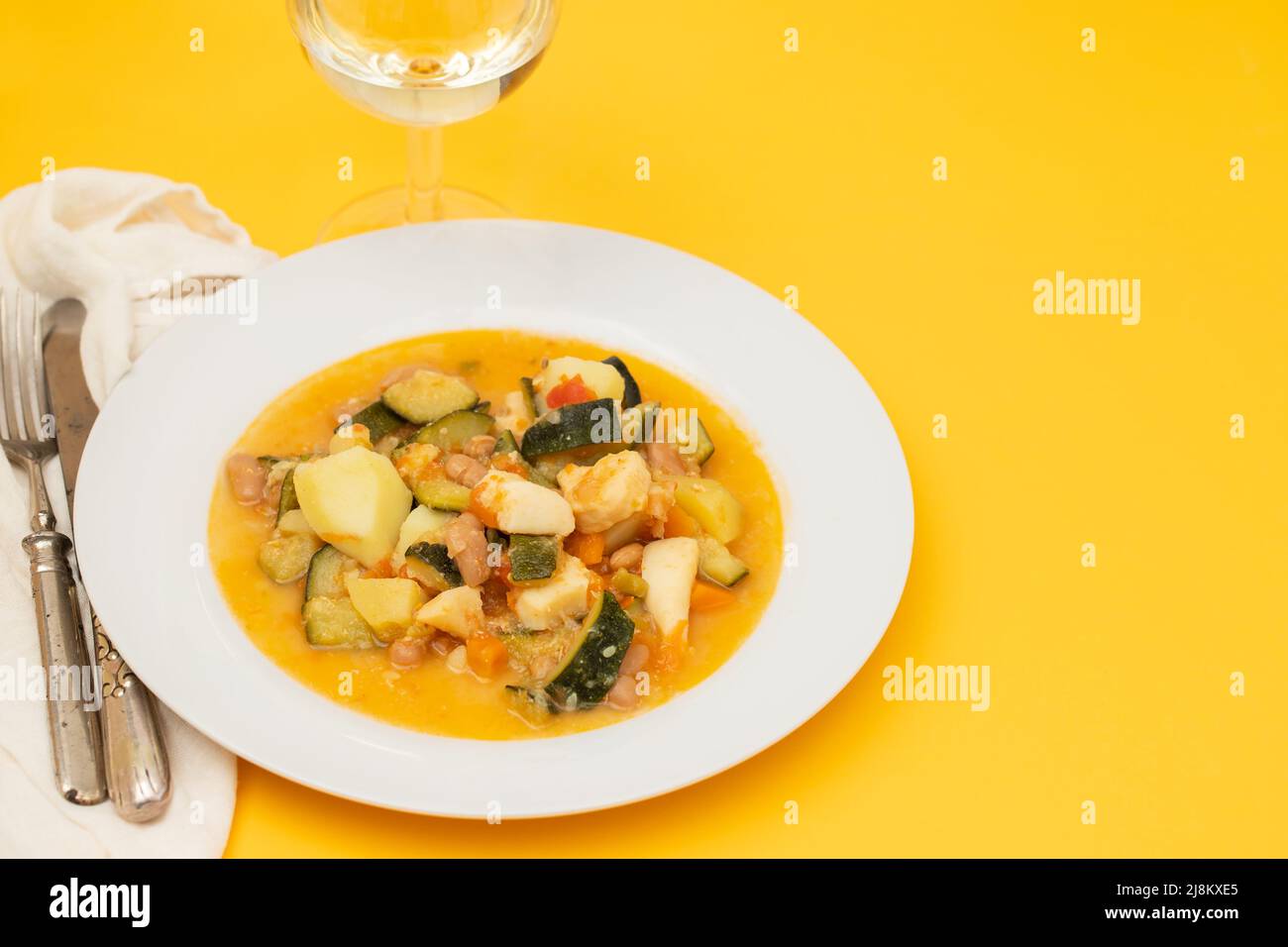 calamari con verdure e salsa sul piatto Foto Stock