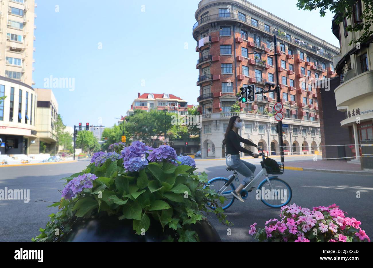 Shanghai, Cina. 17th maggio 2022. Un cittadino corre su una strada a Shanghai, Cina orientale, 17 maggio 2022. Shanghai cinese ha tagliato la trasmissione comunitaria di COVID-19 in tutti i suoi 16 distretti, un funzionario comunale ha detto Martedì. Credit: Fang Zhe/Xinhua/Alamy Live News Foto Stock