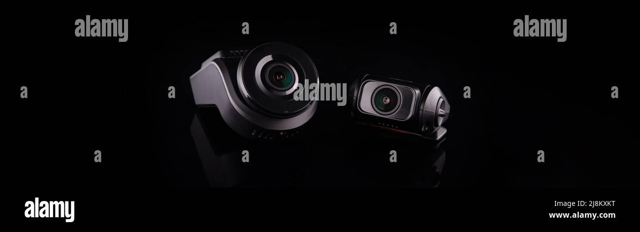 Dash camera CCTV per la sicurezza su strada per registrare gli incidenti. Lenti anteriori e posteriori su sfondo nero Foto Stock