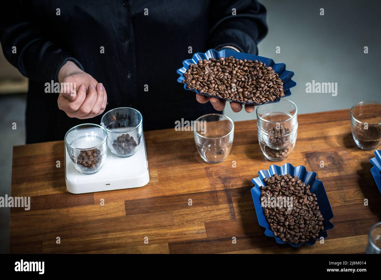 Tazza di caffè professionale e degustazione di caffè con chicchi di caffè su scala Foto Stock