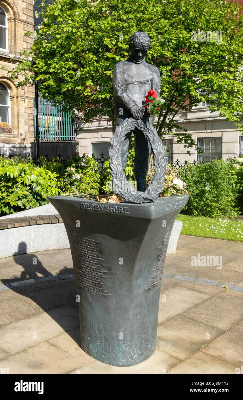 MV Derbyshire Memorial in giardino della chiesa parrocchiale di nostra Signora e San Nicola a Liverpool Foto Stock