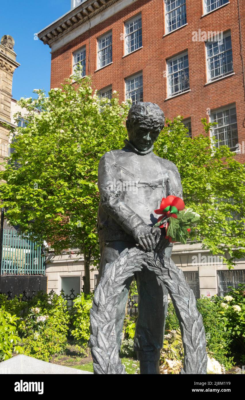 MV Derbyshire Memorial nel Giardino della chiesa parrocchiale di nostra Signora e San Nicola a Liverpool Foto Stock