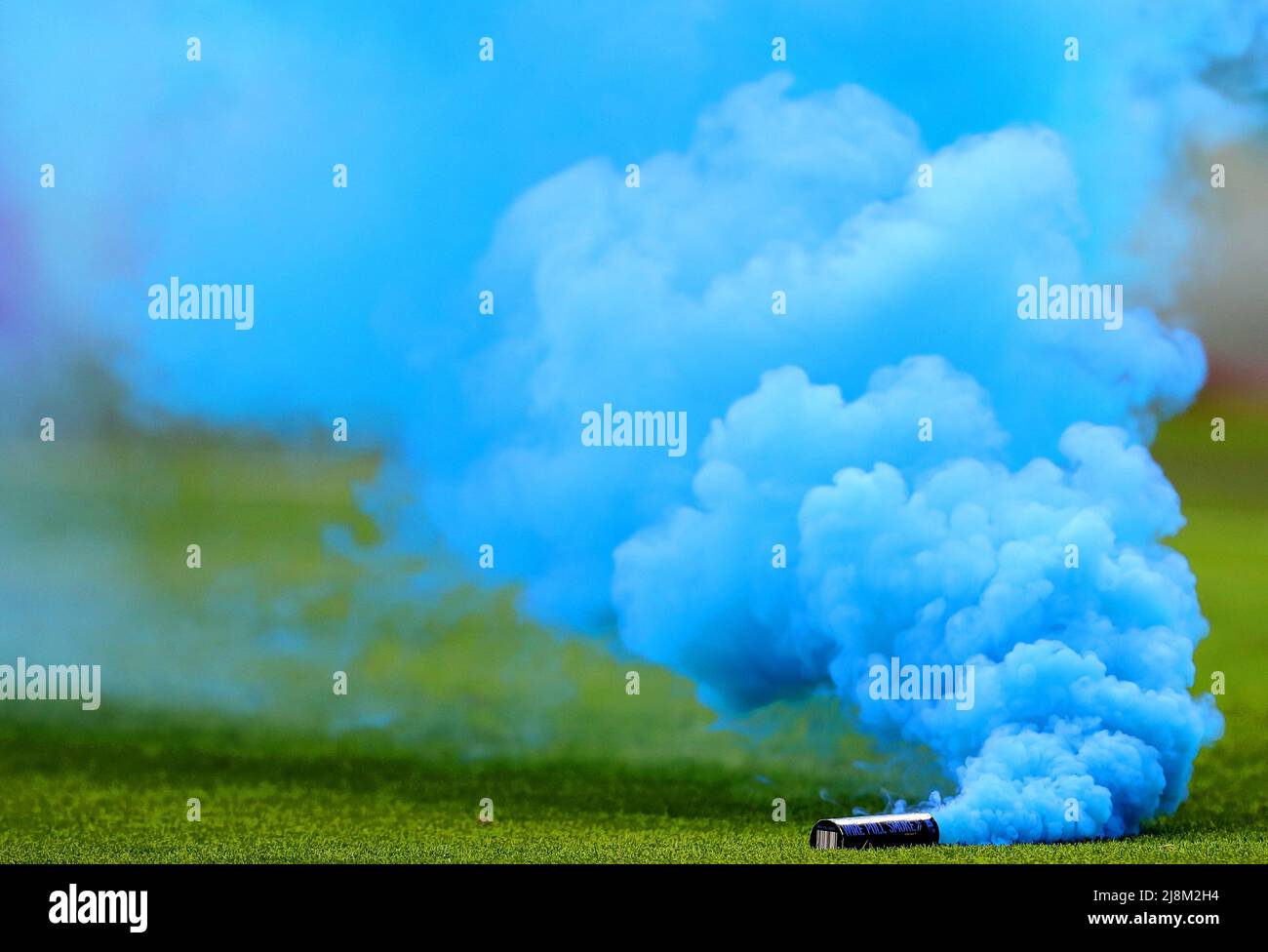 BLUE SMOKE FLARE, CHELSEA V LIVERPOOL, 2022 Foto Stock