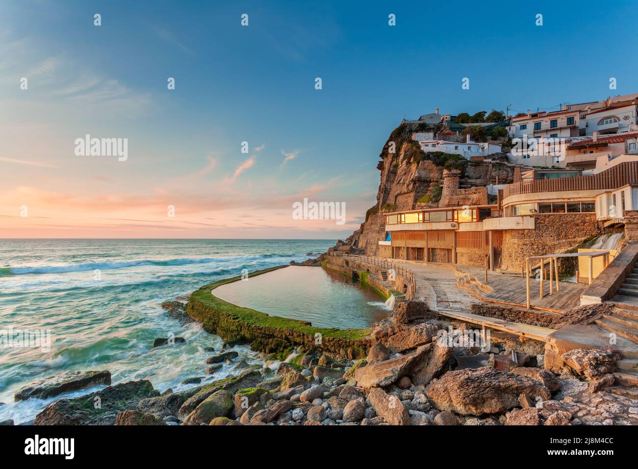 Pittoresco villaggio Azenhas do Mar. Vacanze bianche case sul bordo di una scogliera con una spiaggia e piscina sotto. Punto di riferimento vicino a Lisbona, Portogallo, Foto Stock