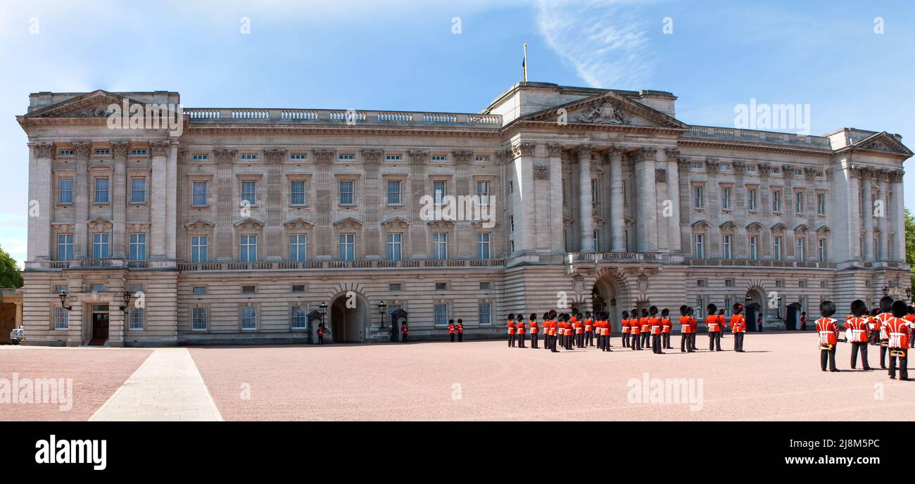 Londra, Inghilterra - 5 maggio 2011 : Buckingham Palace durante una cerimonia del Cambio della Guardia Foto Stock