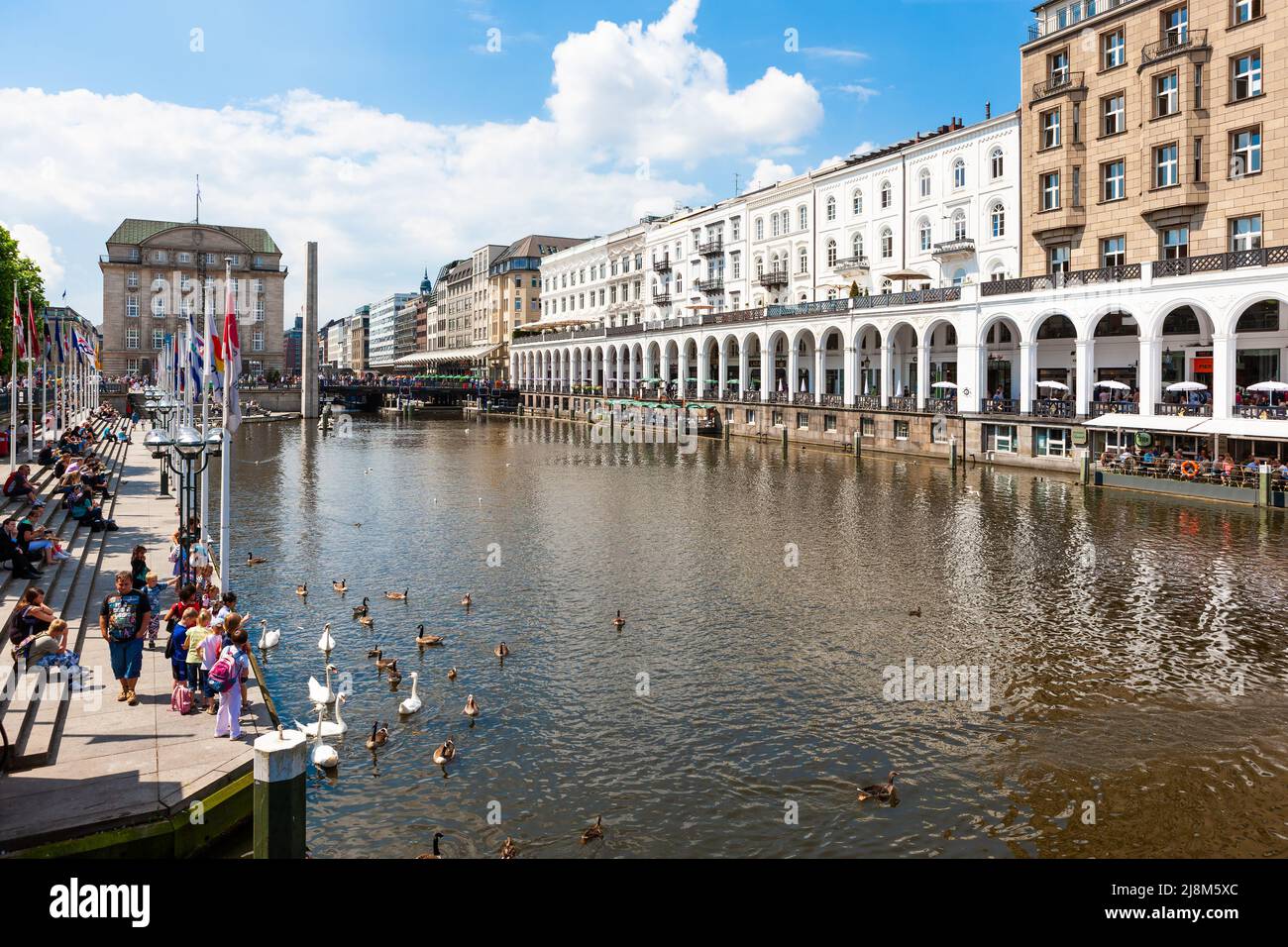 Amburgo, Germania - 12 luglio 2011 : Alsterarkaden. Storica galleria in stile veneziano lungo il lungomare di un canale. Foto Stock