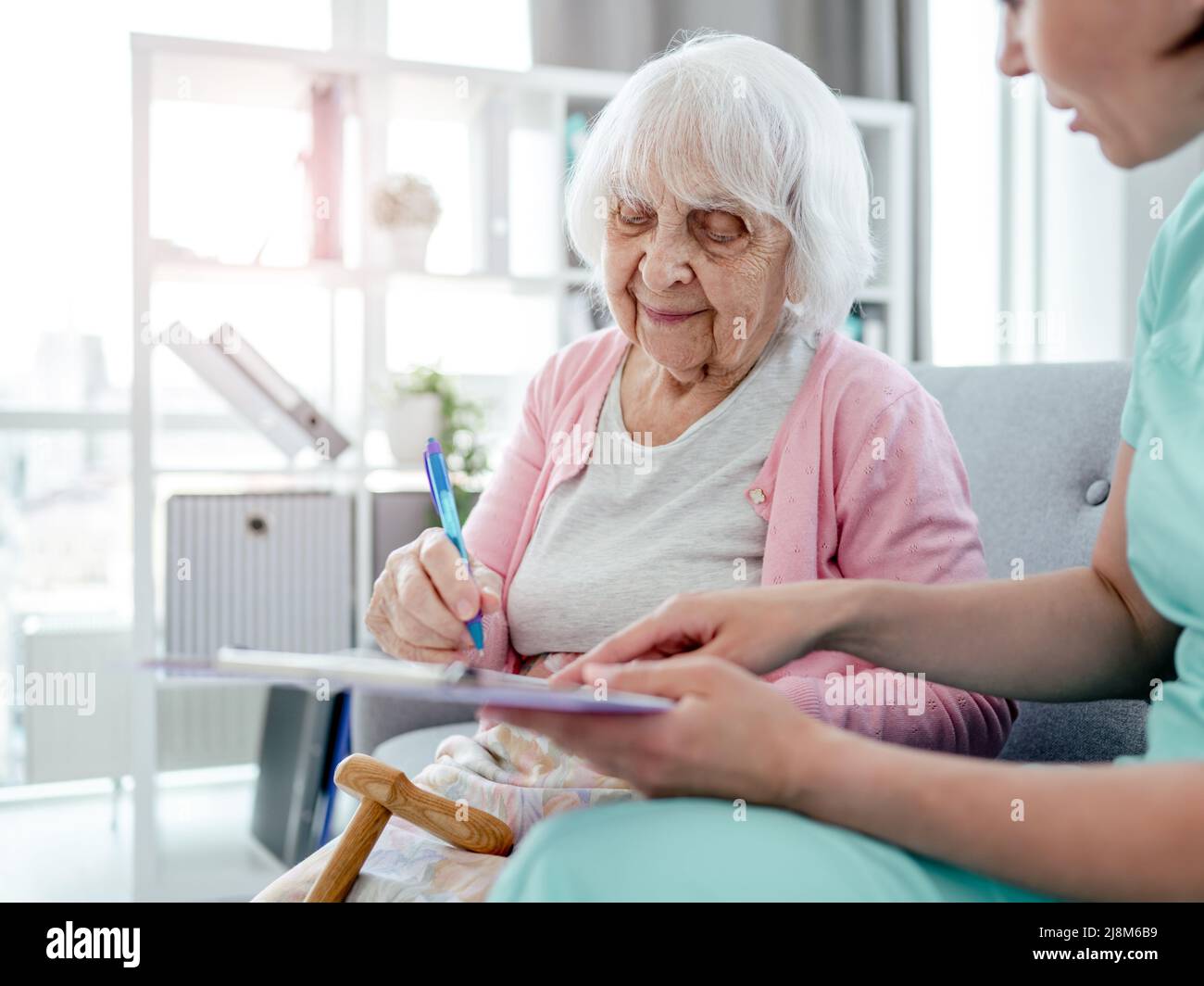 Donna anziana e infermiera Foto Stock
