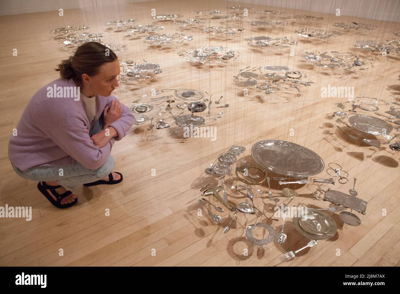 Londra, UK, 17 maggio 2022: Una mostra di opere di grande rilievo dell'artista Corelia Parker apre il 18 maggio 2022 a Tate Britain a Londra. 'Thirty Pieces of Silver,' 1988-9, è un'installazione fatta di argenteria appiattita trovata alle vendite di libri di automobile. Anna Watson/Alamy Live News Foto Stock