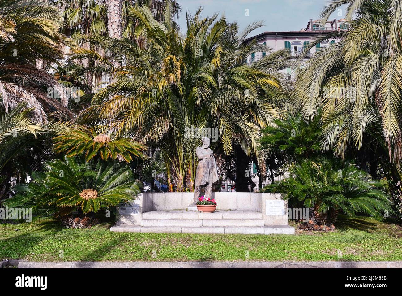Monumento a Orazio Raimondo (1875-1920), avvocato e politico, sul lungomare della città costiera, tra palme in una giornata di sole, Sanremo Foto Stock