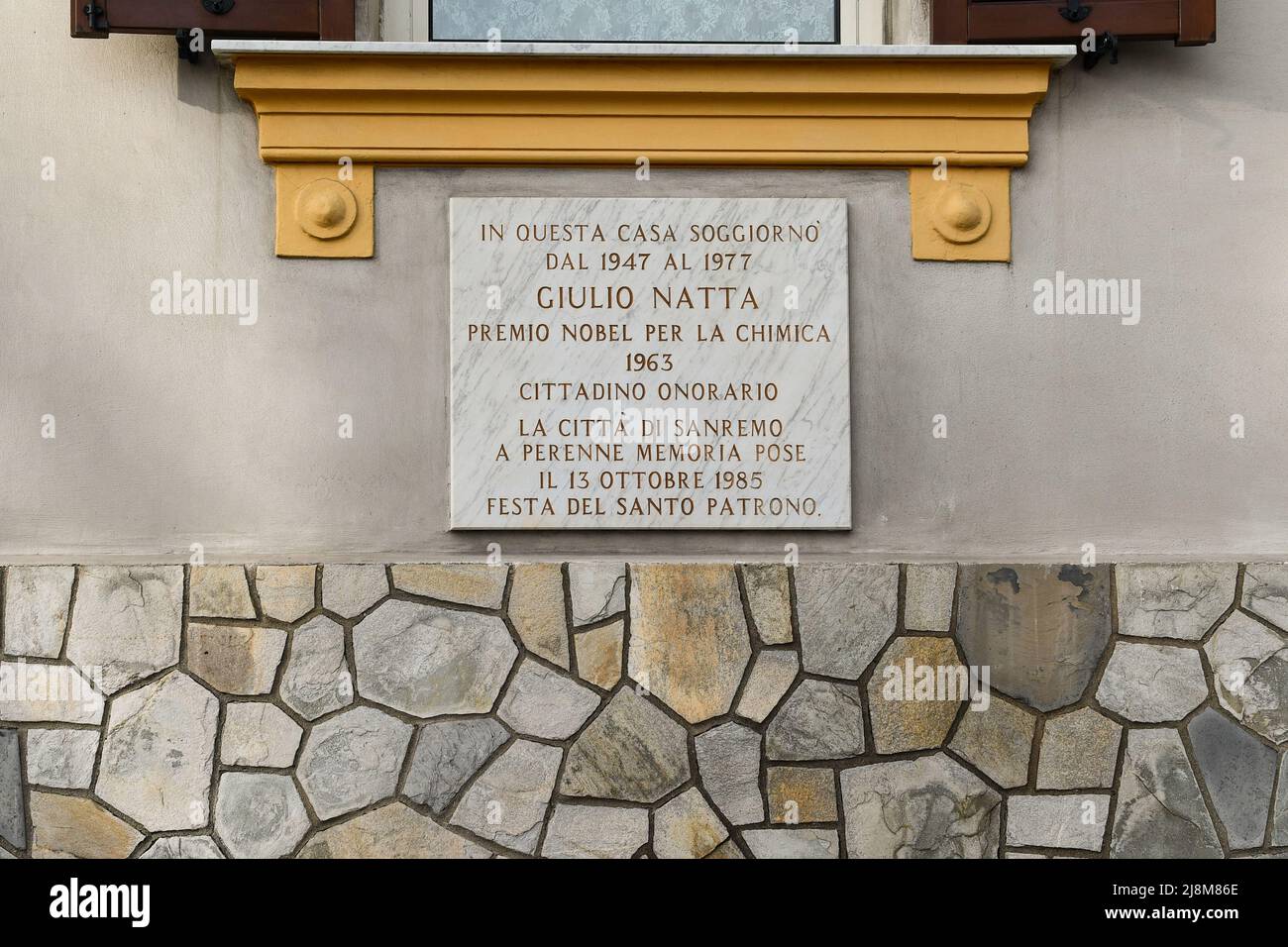 Targa commemorativa sulla facciata della casa che ospitò Giulio Natta, Premio Nobel per la chimica nel 1963, sul lungomare di Sanremo, Imperia, Liguria, Foto Stock