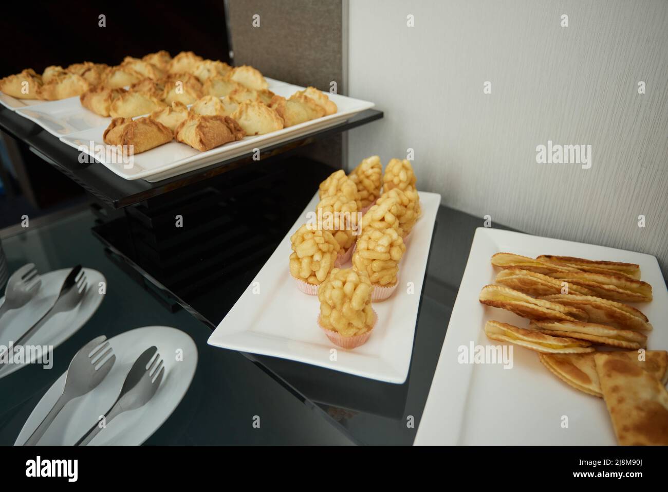 Torte triangolari su un piatto uchpochmak catering Foto Stock