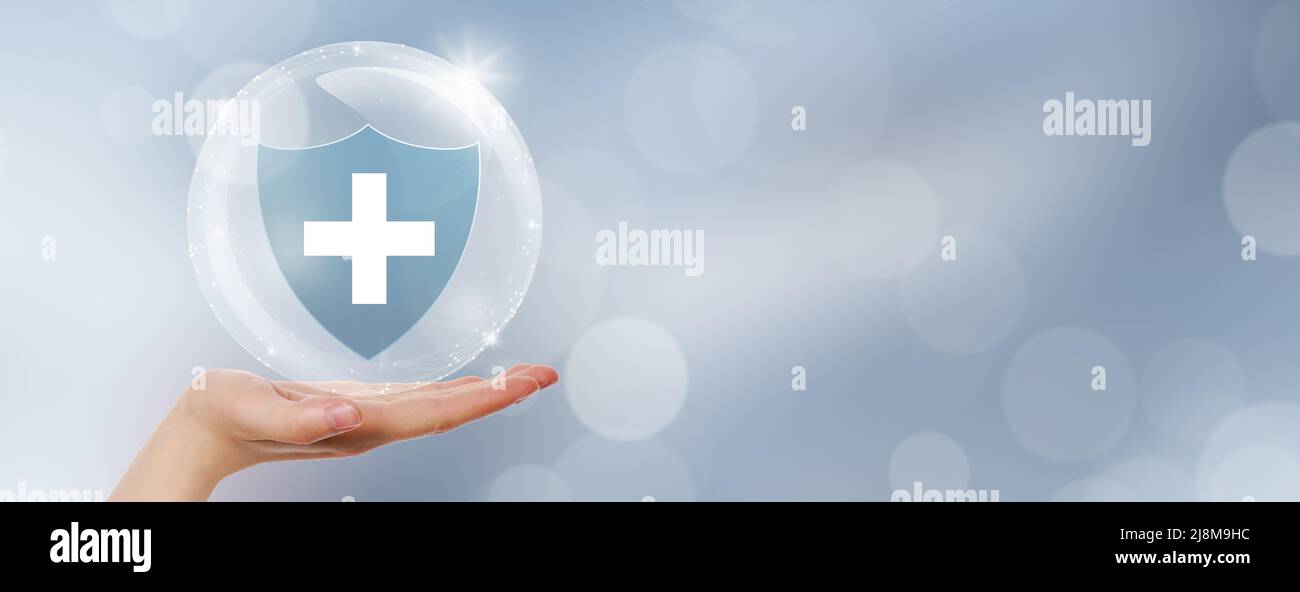 Mano offrire croce ospedale segno con bolla scudo su sfondo pulito astratto. Proteggere la vita delle persone, assicurazione sulla vita familiare, assicurazione medica. Foto Stock