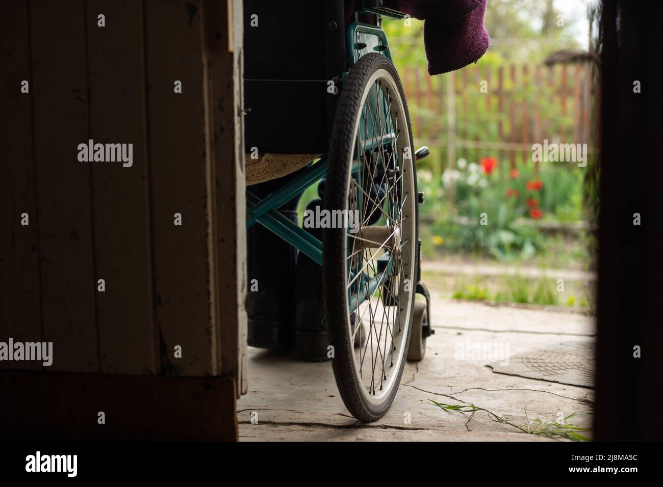 sedia a rotelle in un edificio abbandonato Foto Stock