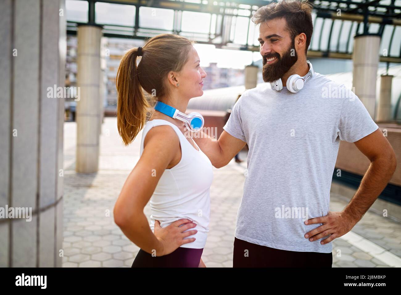 Coppia felice runner che si esercita all'esterno come parte di stile di vita sano. People sport corsa concetto Foto Stock