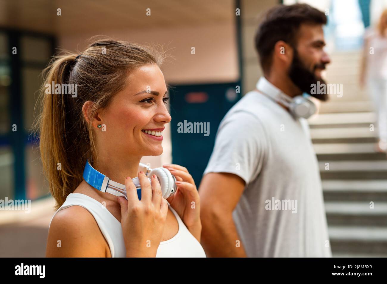 Coppia felice runner che si esercita all'esterno come parte di stile di vita sano. People sport corsa concetto Foto Stock