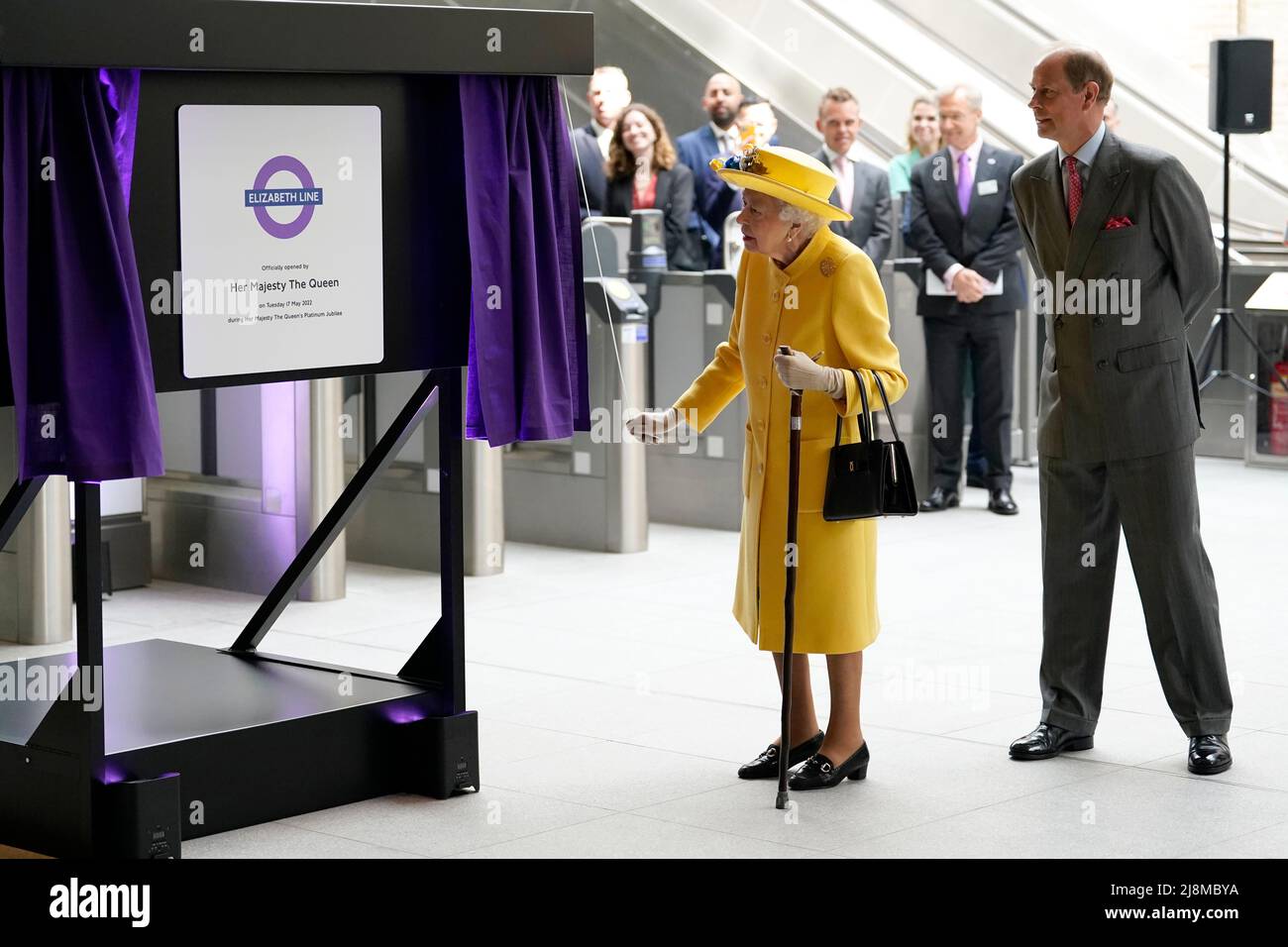 La regina Elisabetta II svela una targa mentre il Conte di Wessex guarda per segnare l'apertura ufficiale della linea Elizabeth alla stazione di Paddington a Londra, per segnare il completamento del progetto Crossrail di Londra. Data foto: Martedì 17 maggio 2022. Foto Stock