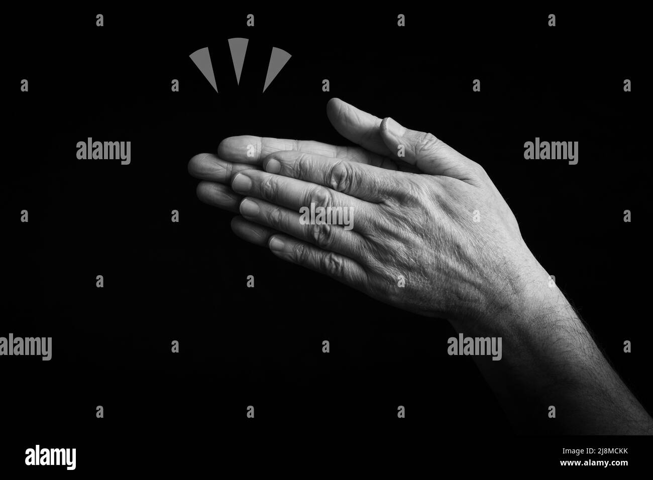 Immagine drammatica in bianco e nero di mani che si aggrappano emoji isolato su sfondo nero Foto Stock