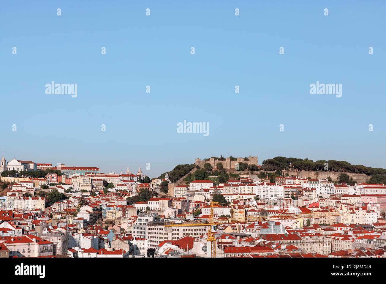 Vista sui tetti di Lisbona. Castello di Sao Jorge sulla collina Foto Stock