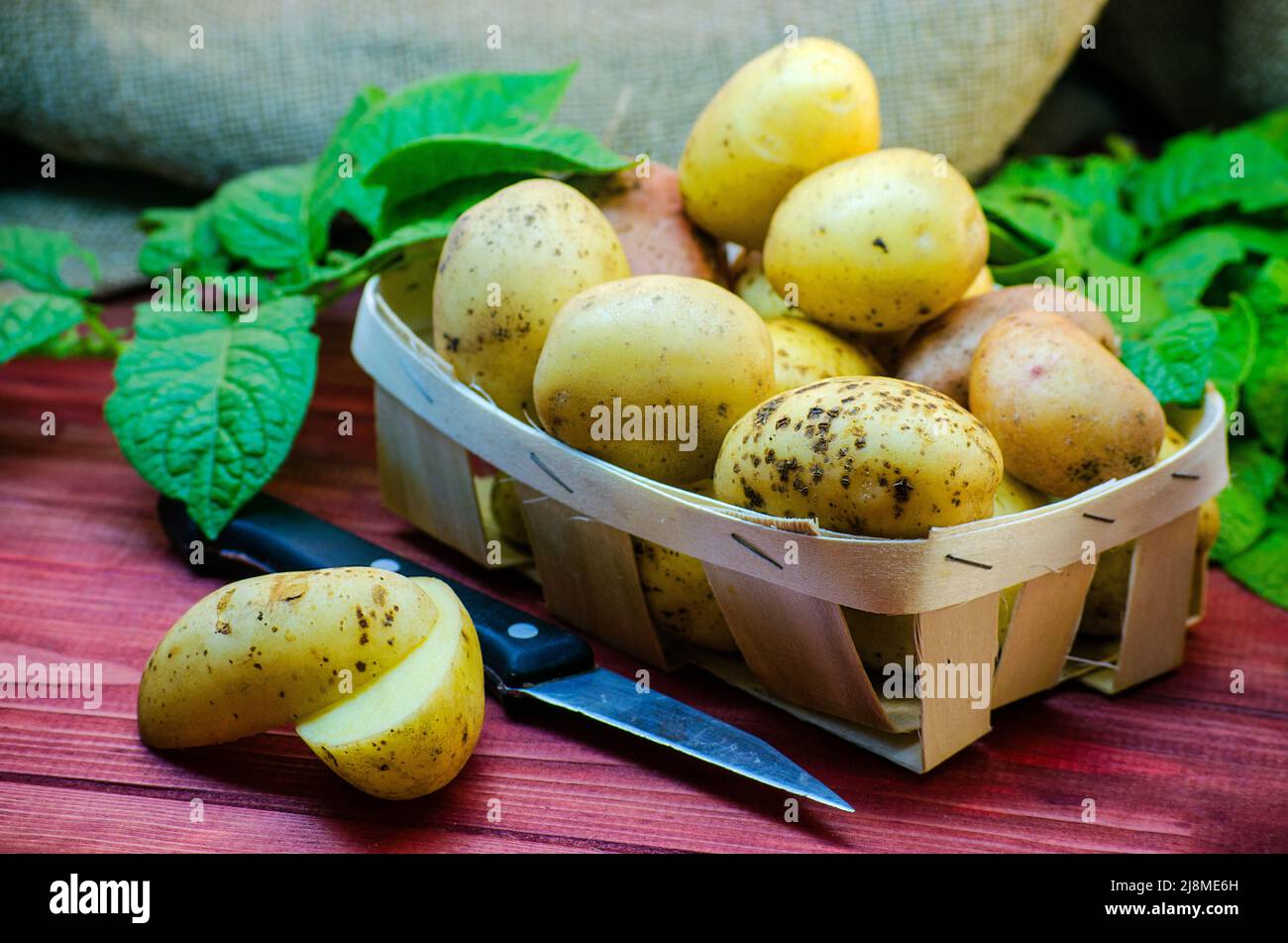 patate crude su un tavolo di legno primo piano Foto Stock