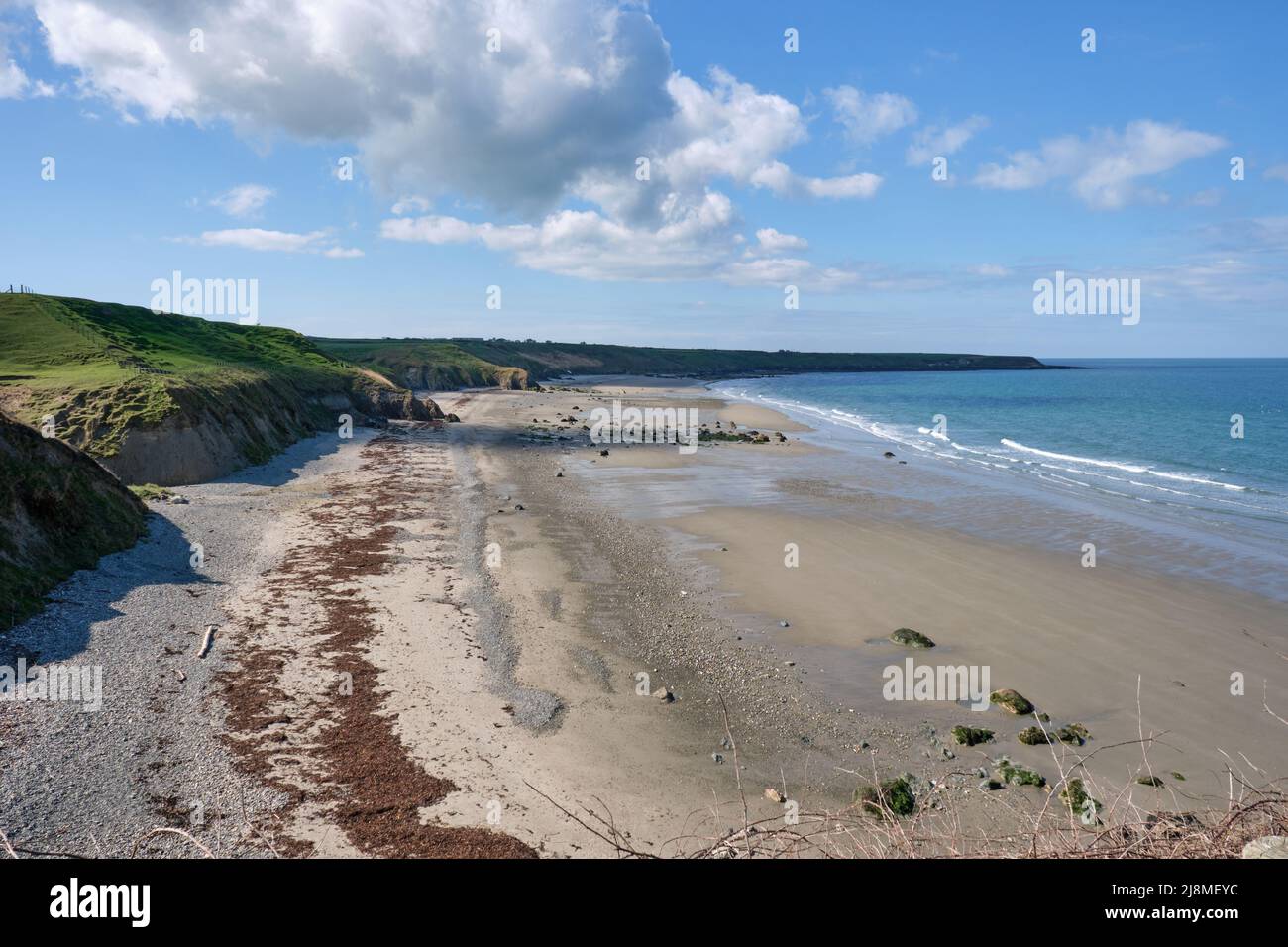 La vasta distesa di Traeth Penllech a bassa marea vicino Porth Colmon lungo il Wales Coast Path Foto Stock