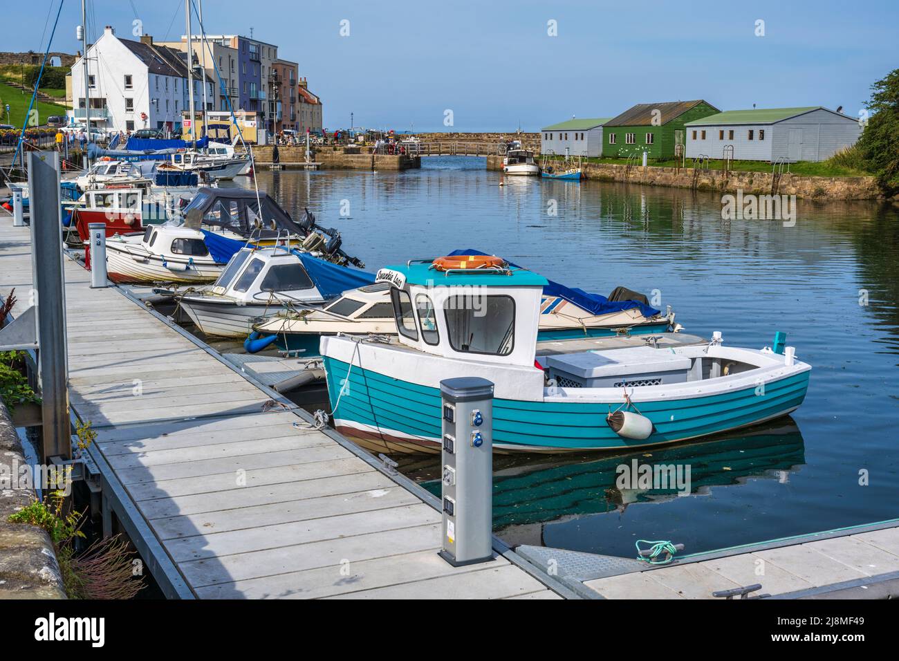 Barche e yacht colorati legati al pontile di Kinness Burn presso il porto di St Andrews nel Royal Burgh of St Andrews a Fife, Scozia, Regno Unito Foto Stock
