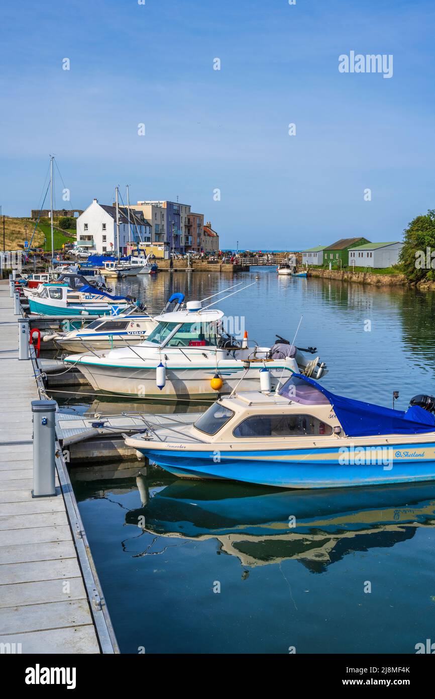 Barche e yacht colorati legati al pontile di Kinness Burn presso il porto di St Andrews nel Royal Burgh of St Andrews a Fife, Scozia, Regno Unito Foto Stock