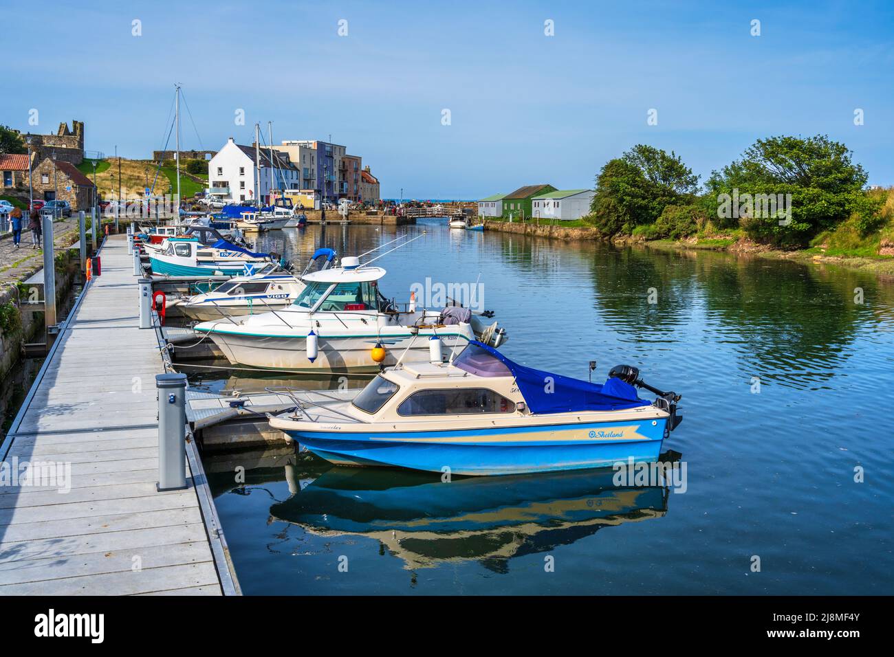 Barche e yacht colorati legati al pontile di Kinness Burn presso il porto di St Andrews nel Royal Burgh of St Andrews a Fife, Scozia, Regno Unito Foto Stock