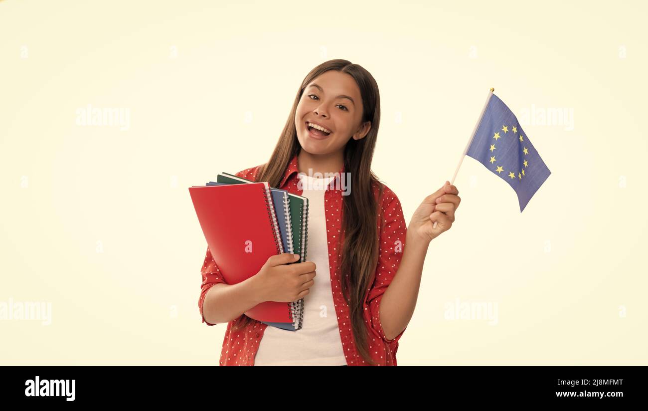 il bambino ha la bandiera dell'unione europea ed il copybook della scuola per studiare isolato su bianco, istruzione. Foto Stock