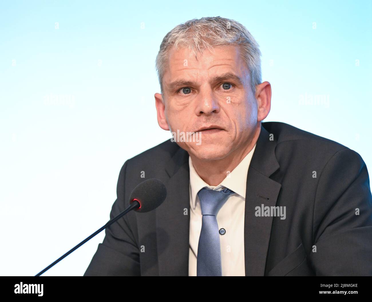 Stoccarda, Germania. 17th maggio 2022. Patrick Rapp (CDU), Segretario di Stato del Ministero dell'Economia, del lavoro e del turismo, parla a una conferenza stampa del governo nel parlamento di Stato. Credit: Bernd Weißbrod/dpa/Alamy Live News Foto Stock