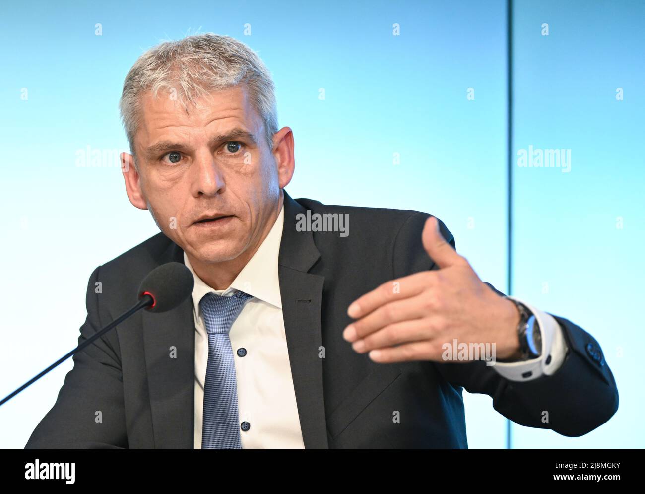 Stoccarda, Germania. 17th maggio 2022. Patrick Rapp (CDU), Segretario di Stato del Ministero dell'Economia, del lavoro e del turismo, parla a una conferenza stampa del governo nel parlamento di Stato. Credit: Bernd Weißbrod/dpa/Alamy Live News Foto Stock