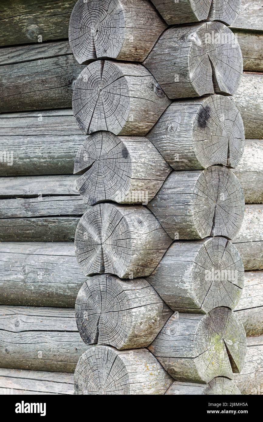 Sfondo. Angolo di blocco in primo piano. Un muro di legno di casa. Foto verticale. Foto Stock