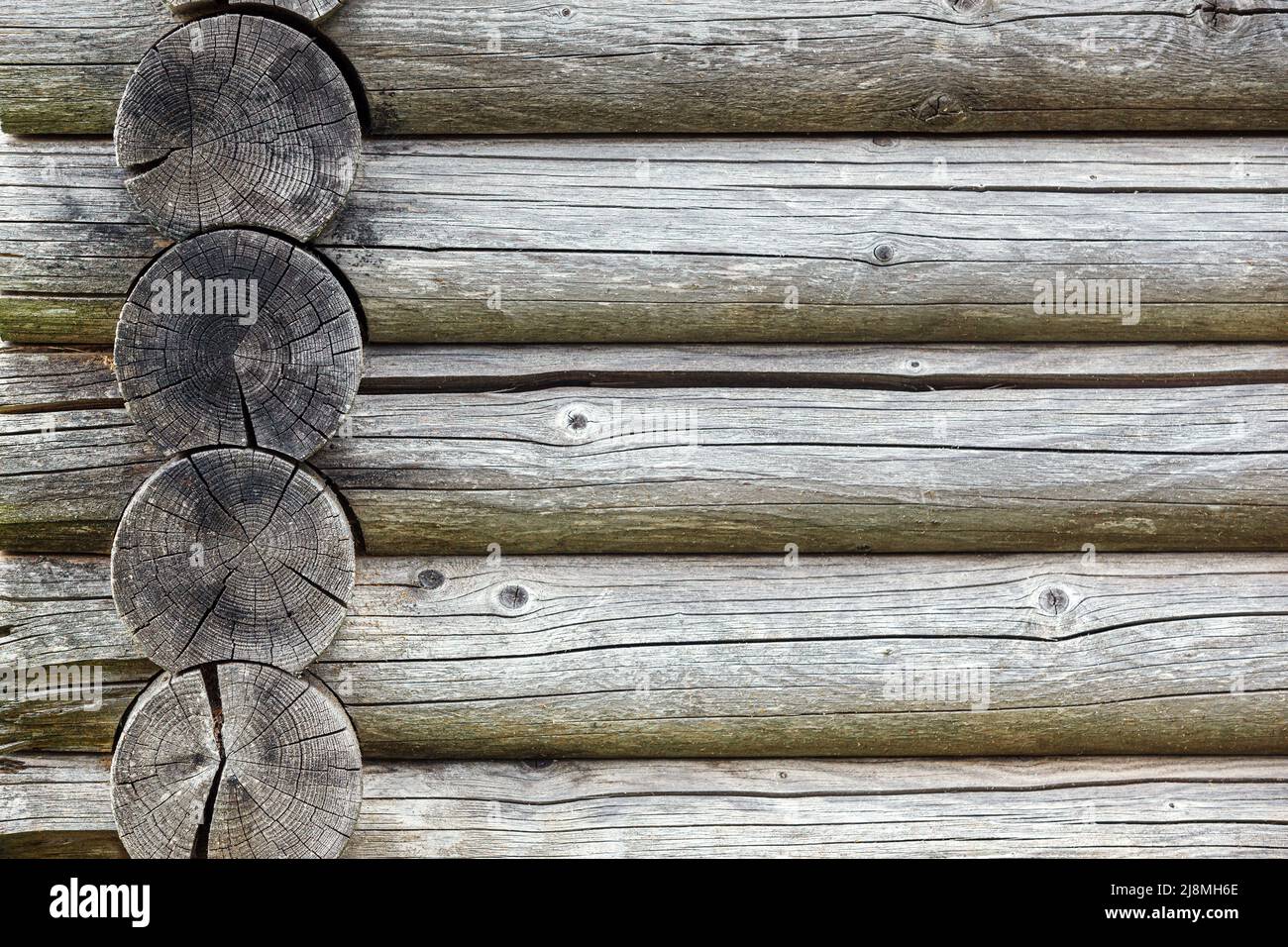 Vecchia parete di tronchi. Trama del muro di legno di una vecchia casa Foto Stock