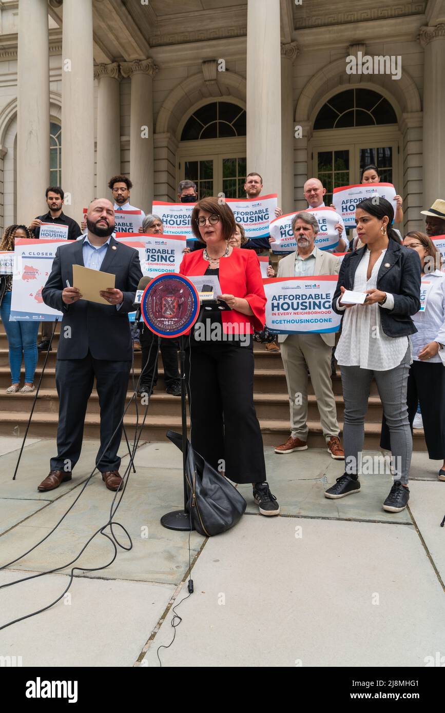 Pierina Sanchez, membro del consiglio comunale di New York, e presidente del comitato per l'edilizia e l'edilizia, insieme alla presidente del Land Use e al membro del consiglio comunale di New York, Rafael Salamanca, si uniscono ai sostenitori dell'edilizia popolare della New York Housing Conference (NYHC) per una conferenza stampa presso il municipio di New York, NY 16 maggio 2022. Gli abitanti adocati stanno chiedendo all'amministrazione del sindaco e al consiglio comunale di sostenere alloggi a prezzi accessibili in ogni quartiere di New York City. (Foto di Steve Sanchez/Sipa USA) Foto Stock