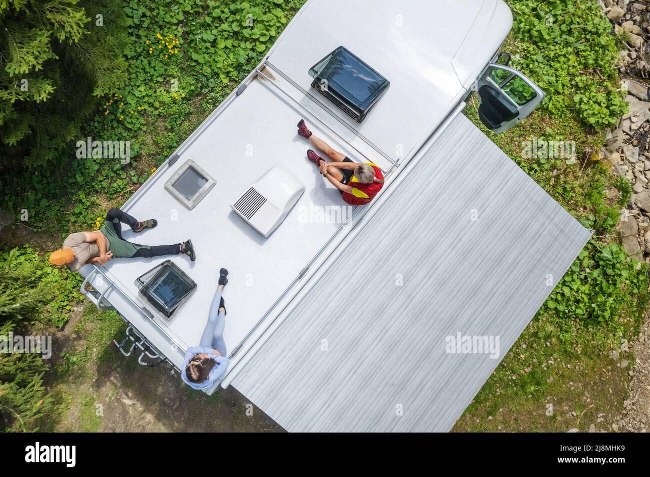Famiglia caucasica che si agghiacciano su una cima del loro Camper Van Motorhome godendo la vacanza estiva Sun. RVing tema. Foto Stock