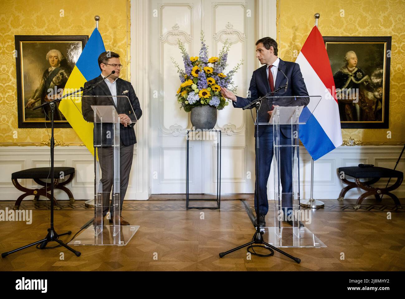 2022-05-17 13:38:56 L'AIA - Wopke Hoekstra, Ministro degli Affari Esteri, e il suo collega ucraino Dmitro Koeleba (L) durante una conferenza stampa a Johan de Witthuis all'Aia. ANP SEM VAN DER WAL uscita paesi bassi - uscita belgio Foto Stock