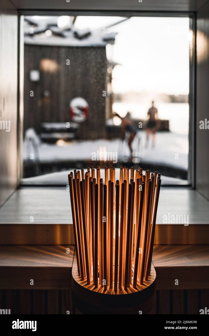 Lampada in legno di design all'interno di una suite dell'Arctic Bath Spa and Wellness Hotel, Harads, Lapponia, Svezia Foto Stock